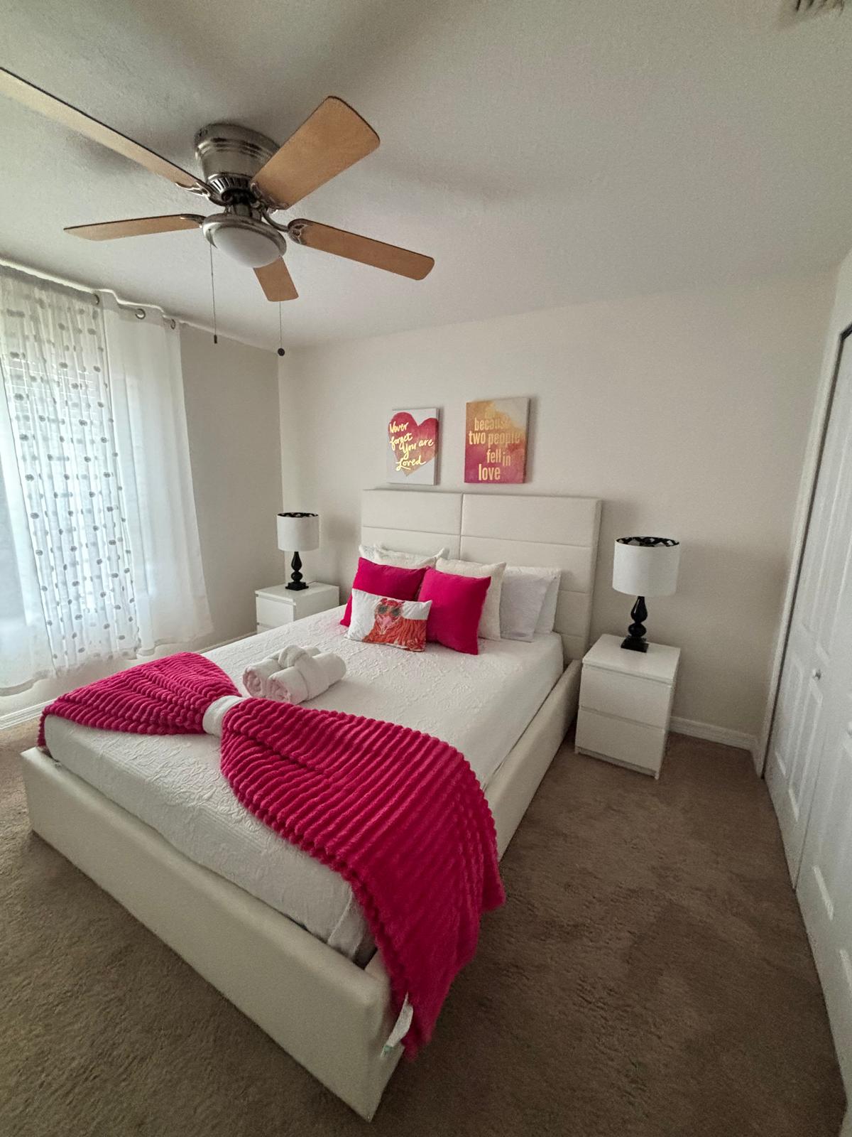 Bedroom after move-out cleaning in Kissimmee FL – Topshine